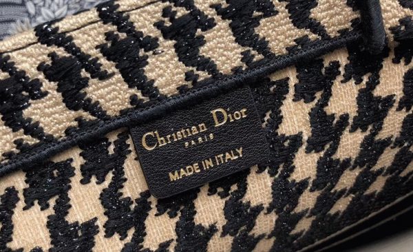 Réplique Sac Dior Book Tote Large en toile Pied-de-poule beige brodée – Image 3