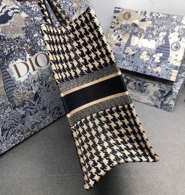 Réplique Sac Dior Book Tote Large en toile Pied-de-poule beige brodée – Image 2