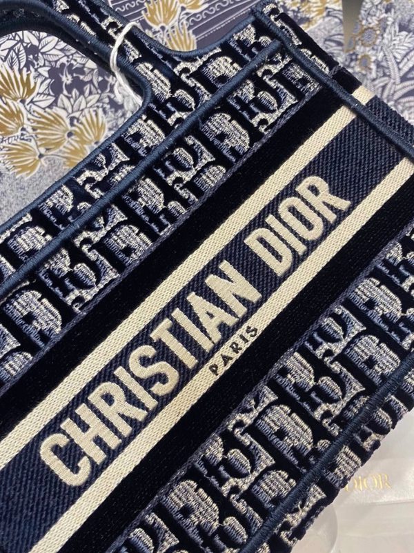 Imitation Mini Sac Dior Book Tote en velours bleu brodé Oblique – Image 4