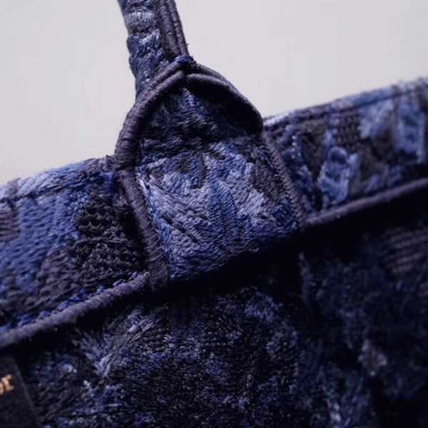 Fausse Sac Dior Book Tote Large en coton brodé KaleiDiorscopic bleu – Image 8