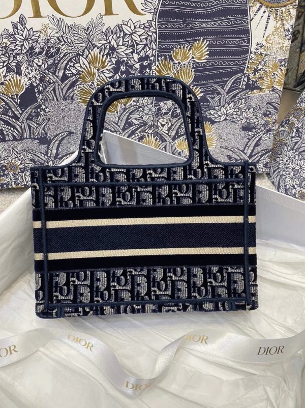 Imitation Mini Sac Dior Book Tote en velours bleu brodé Oblique – Image 3