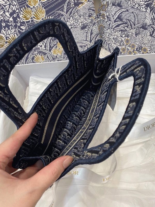 Imitation Mini Sac Dior Book Tote en velours bleu brodé Oblique – Image 2