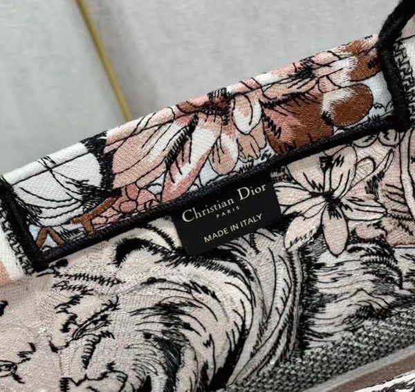 Faux Sac Dior Book Tote Large en broderie multicolore La Force – Image 2