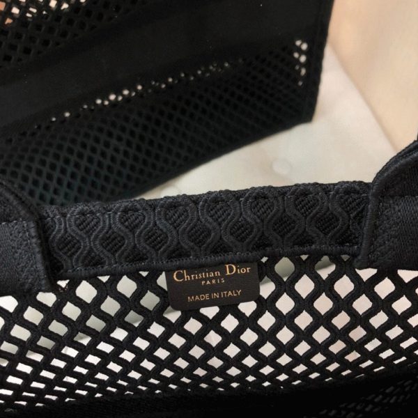 Contrefaçon Sac Dior Book Tote Large en broderie Mesh noire – Image 9