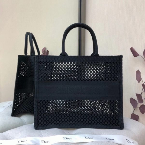 Contrefaçon Sac Dior Book Tote Large en broderie Mesh noire – Image 6