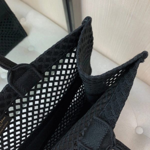 Contrefaçon Sac Dior Book Tote Large en broderie Mesh noire – Image 5