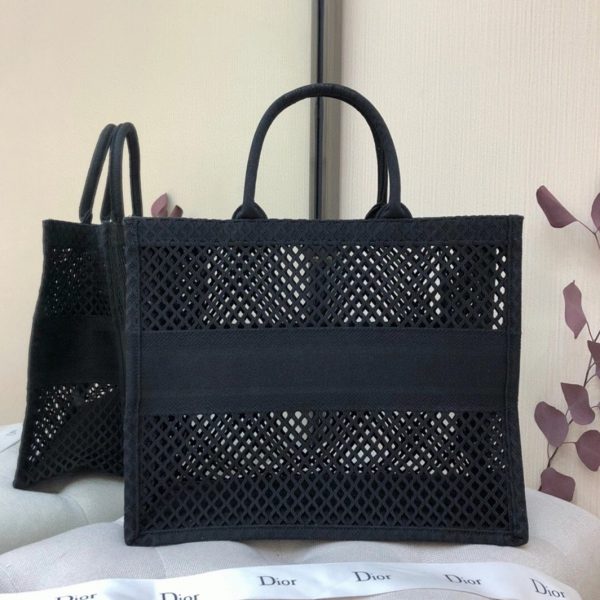 Contrefaçon Sac Dior Book Tote Large en broderie Mesh noire – Image 3