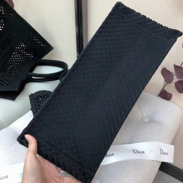 Contrefaçon Sac Dior Book Tote Large en broderie Mesh noire – Image 2