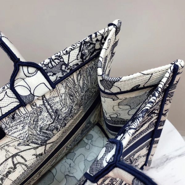 Contrefaçon Sac Dior Book Tote Large en toile brodée "Around the World" – Image 8