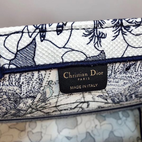 Contrefaçon Sac Dior Book Tote Large en toile brodée "Around the World" – Image 7