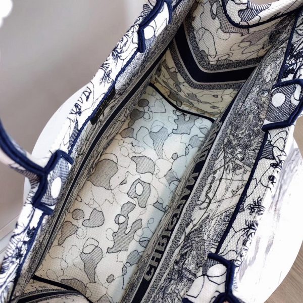 Contrefaçon Sac Dior Book Tote Large en toile brodée "Around the World" – Image 6