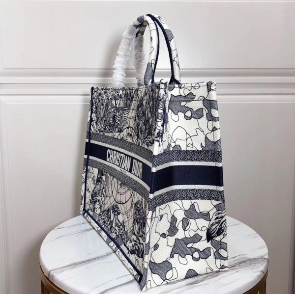 Contrefaçon Sac Dior Book Tote Large en toile brodée "Around the World" – Image 5