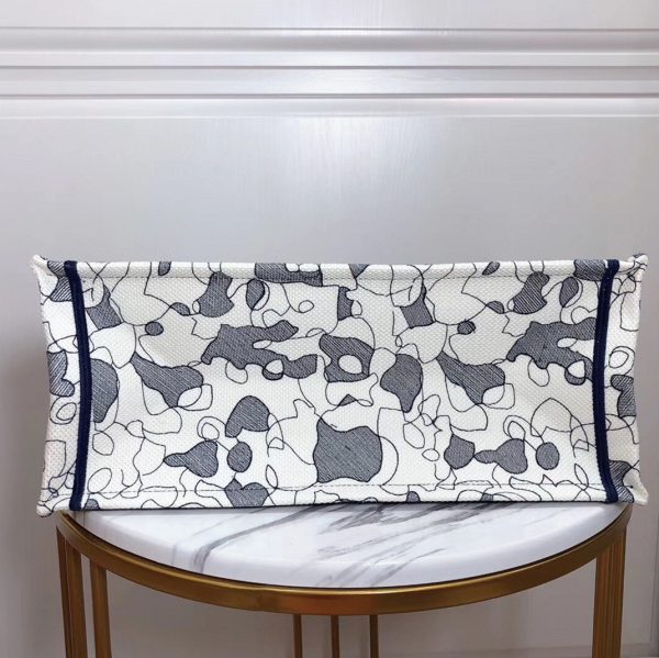 Contrefaçon Sac Dior Book Tote Large en toile brodée "Around the World" – Image 4