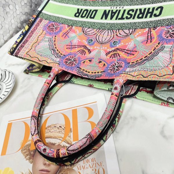Fausse Sac Dior Book Tote Large en broderie Lumières multicolores – Image 4