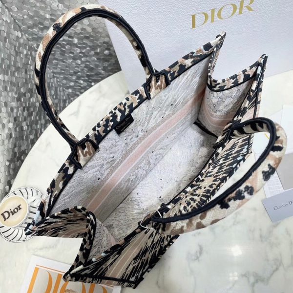 Réplique Sac Dior Book Tote Large en broderie Tie multicolore – Image 6
