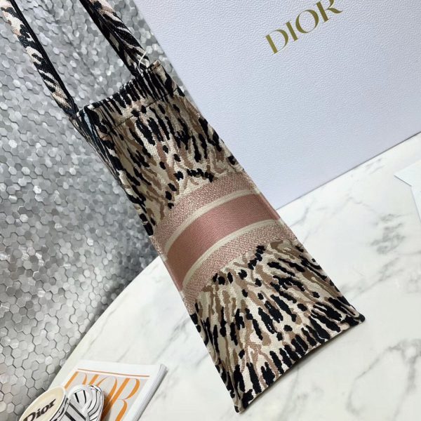 Réplique Sac Dior Book Tote Large en broderie Tie multicolore – Image 4