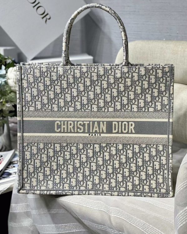 Réplique Sac Dior Book Tote Large en broderie Oblique grise – Image 8