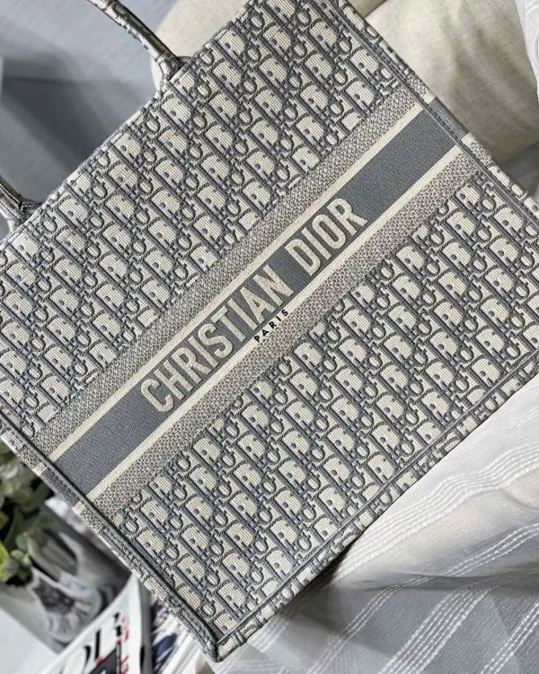 Réplique Sac Dior Book Tote Large en broderie Oblique grise – Image 7