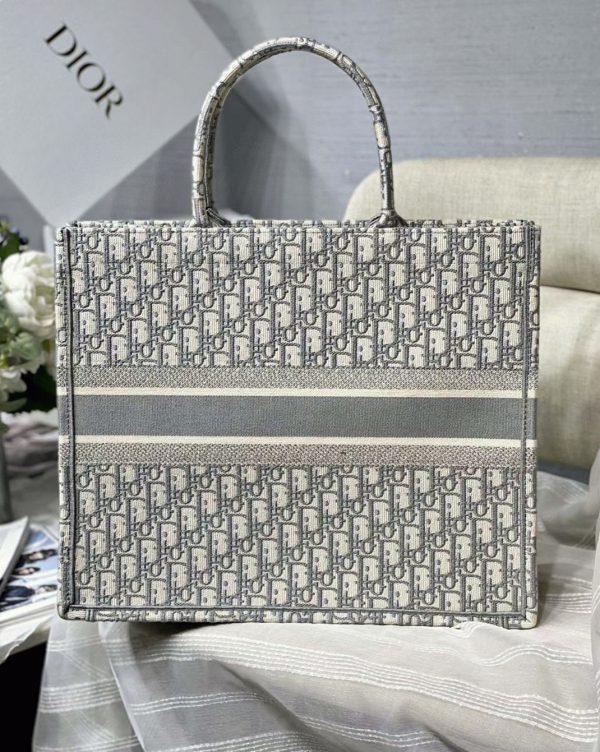 Réplique Sac Dior Book Tote Large en broderie Oblique grise – Image 6