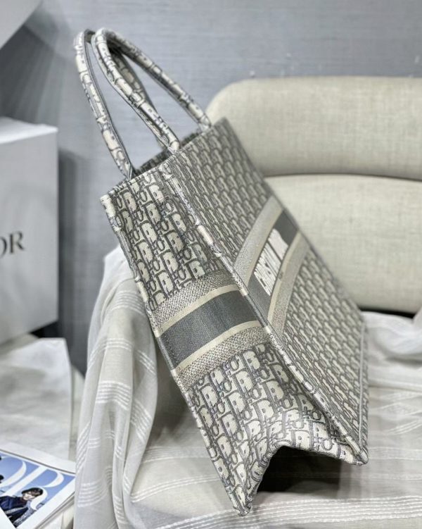 Réplique Sac Dior Book Tote Large en broderie Oblique grise – Image 4
