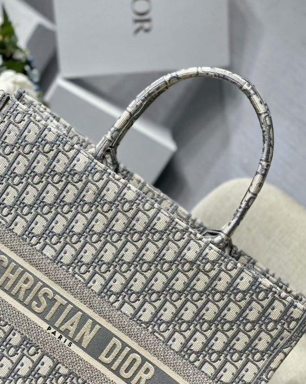 Réplique Sac Dior Book Tote Large en broderie Oblique grise – Image 3