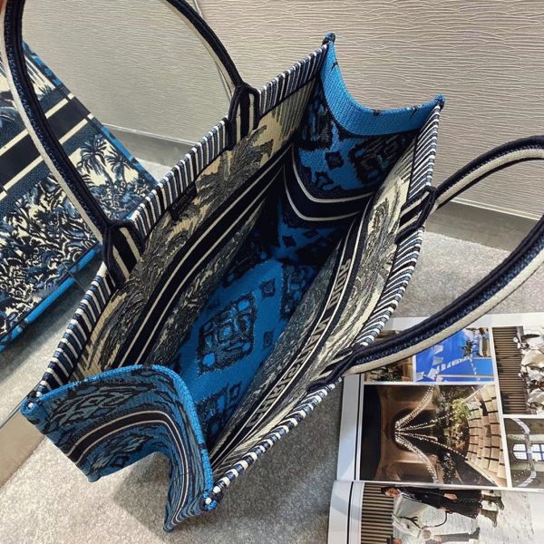 Réplique Sac Dior Book Tote Large en broderie Palmiers Dior bleue – Image 6