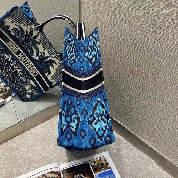 Réplique Sac Dior Book Tote Large en broderie Palmiers Dior bleue – Image 3