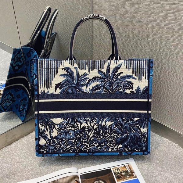 Réplique Sac Dior Book Tote Large en broderie Palmiers Dior bleue – Image 2