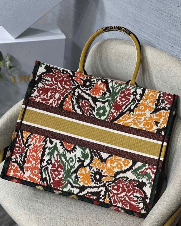Faux Sac Dior Book Tote Large en broderie Paisley Dior multicolore jaune – Image 7