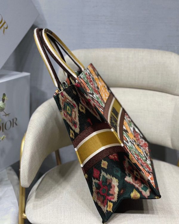 Faux Sac Dior Book Tote Large en broderie Paisley Dior multicolore jaune – Image 4