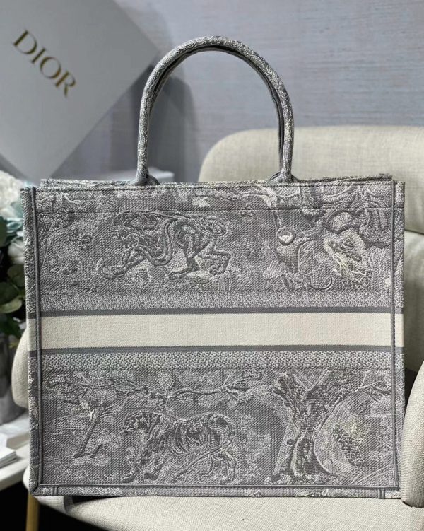 Contrefaçon Sac Dior Book Tote Large en broderie Toile de Jouy inversée grise – Image 5