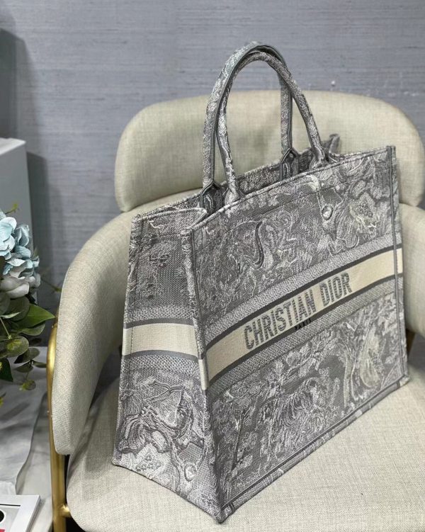 Contrefaçon Sac Dior Book Tote Large en broderie Toile de Jouy inversée grise – Image 4