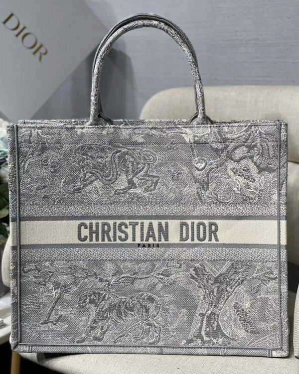 Contrefaçon Sac Dior Book Tote Large en broderie Toile de Jouy inversée grise – Image 3
