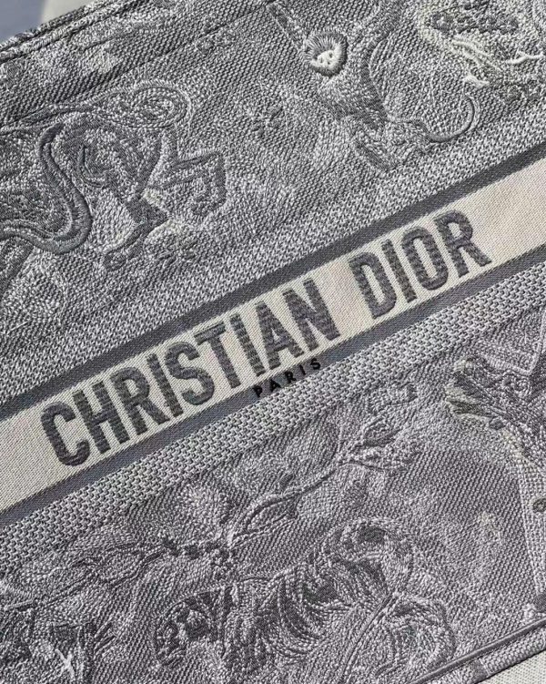 Contrefaçon Sac Dior Book Tote Large en broderie Toile de Jouy inversée grise – Image 2