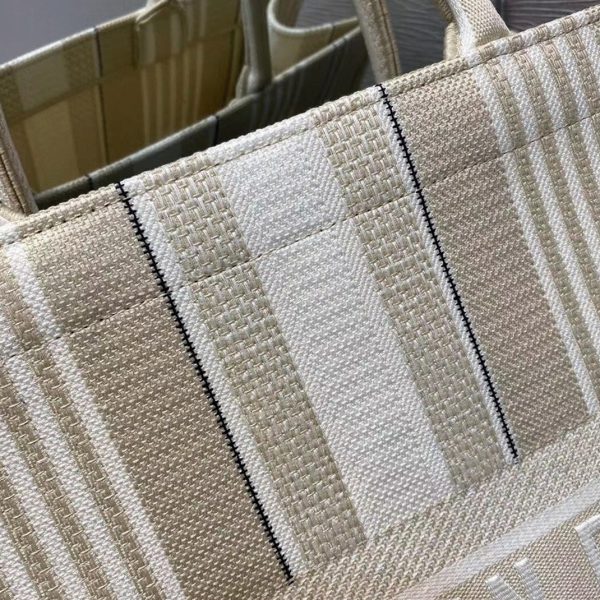 Réplique Sac Dior Book Tote Large en broderie rayures beige – Image 9