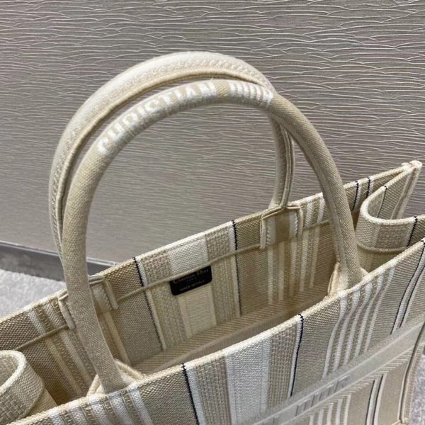 Réplique Sac Dior Book Tote Large en broderie rayures beige – Image 8