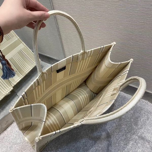 Réplique Sac Dior Book Tote Large en broderie rayures beige – Image 7