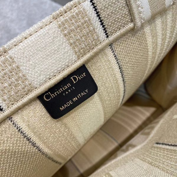 Réplique Sac Dior Book Tote Large en broderie rayures beige – Image 6