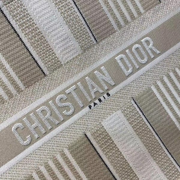 Réplique Sac Dior Book Tote Large en broderie rayures beige – Image 5