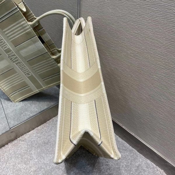 Réplique Sac Dior Book Tote Large en broderie rayures beige – Image 4