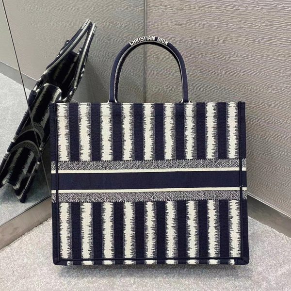 Réplique Sac Dior Book Tote Large en broderie rayures bleue – Image 6