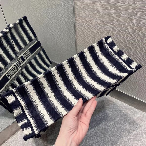 Réplique Sac Dior Book Tote Large en broderie rayures bleue – Image 5