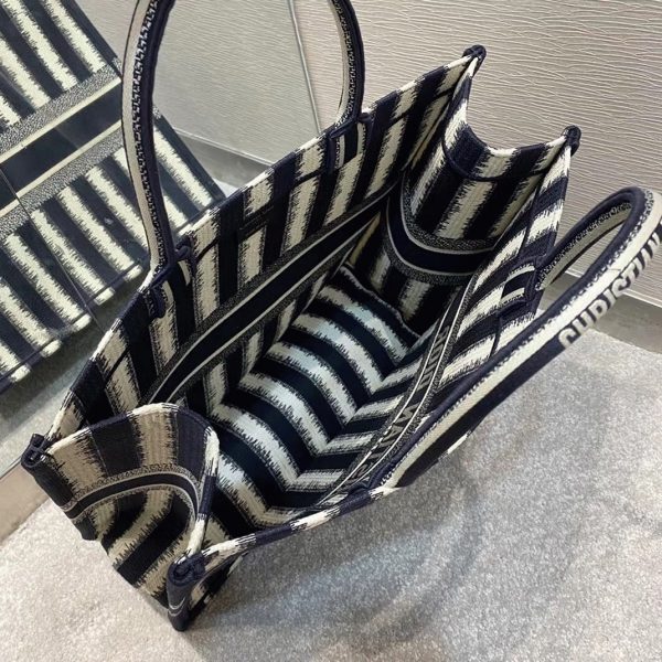 Réplique Sac Dior Book Tote Large en broderie rayures bleue – Image 4