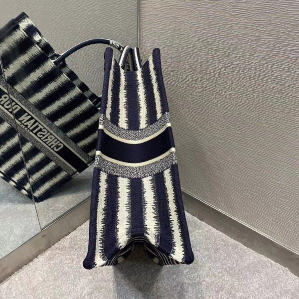 Réplique Sac Dior Book Tote Large en broderie rayures bleue – Image 3