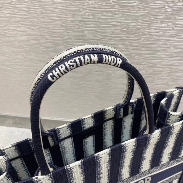 Réplique Sac Dior Book Tote Large en broderie rayures bleue – Image 2