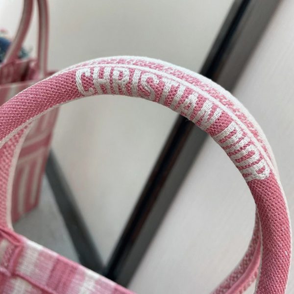 Réplique Sac Dior Book Tote Large en broderie rayures rose – Image 8