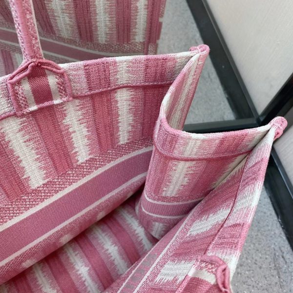 Réplique Sac Dior Book Tote Large en broderie rayures rose – Image 7