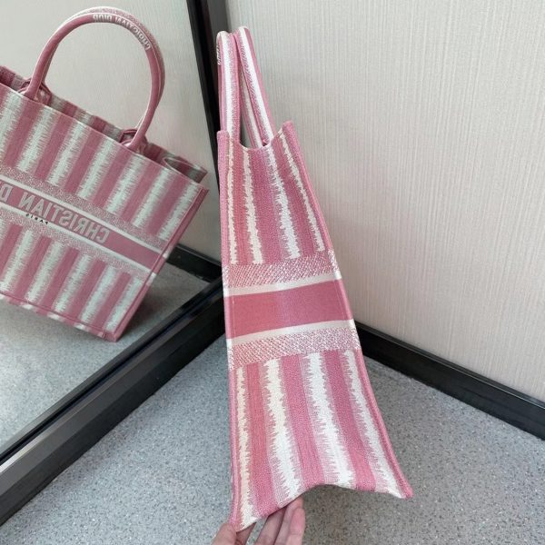 Réplique Sac Dior Book Tote Large en broderie rayures rose – Image 5