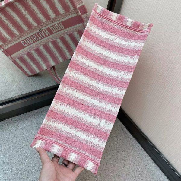 Réplique Sac Dior Book Tote Large en broderie rayures rose – Image 2