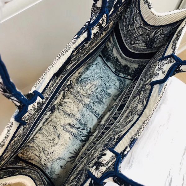 Réplique Sac Dior Book Tote Large en broderie Palmier Toile de Jouy bleue – Image 6